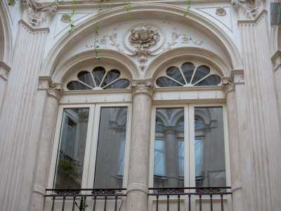 Le �logge� sono caratterizzate da ricche decorazioni in stucco tra cui spiccano i medaglioni posti all�interno delle lunette raffiguranti visi di fanciulli o putti contornati da motivi vegetali o floreali